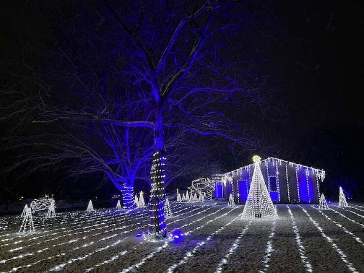 Dazzling Holiday Lights To Brighten Your Spirits