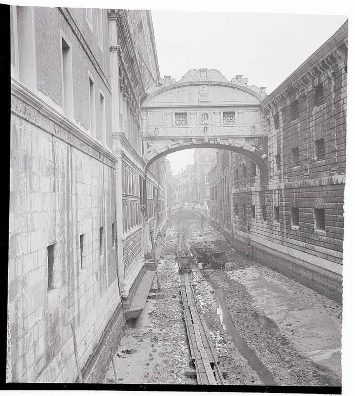 Rarely Seen Photos Of Iconic Places That Will Change Your Perspective