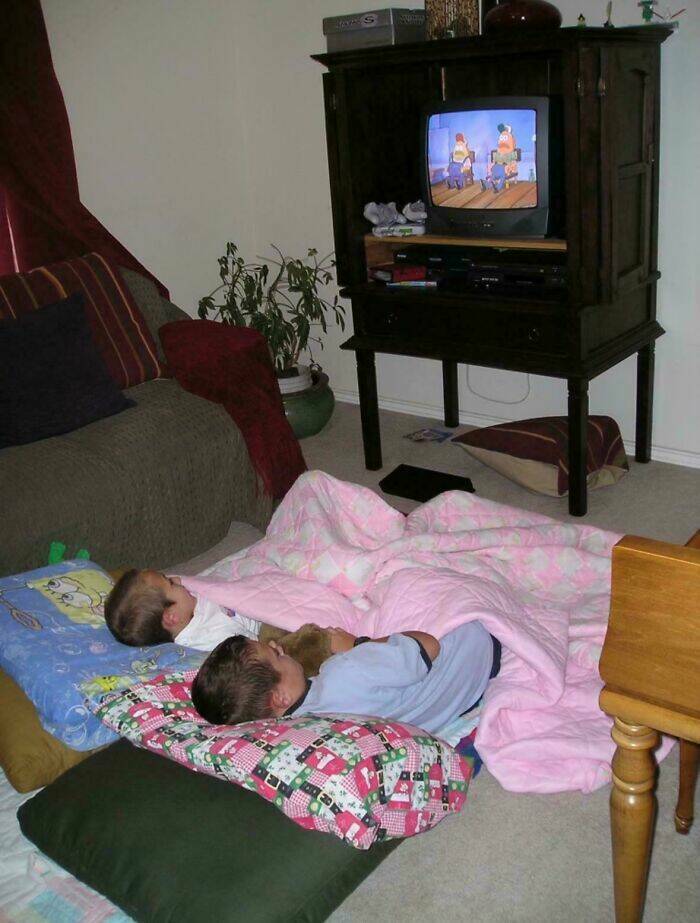 Nostalgic Trip Through The Most 2000s Photos