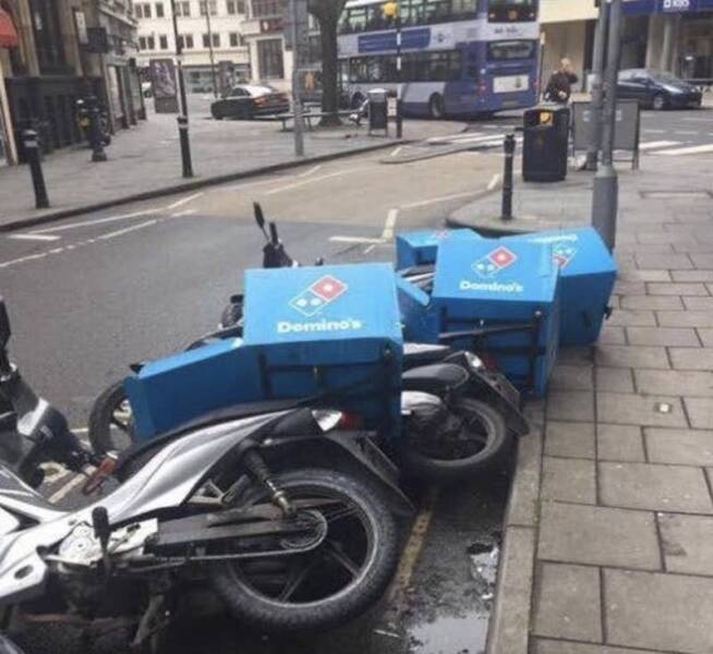 Hilarious Coincidences Captured At The Perfect Moment Hilarious Coincidences Captured At The Perfect Moment