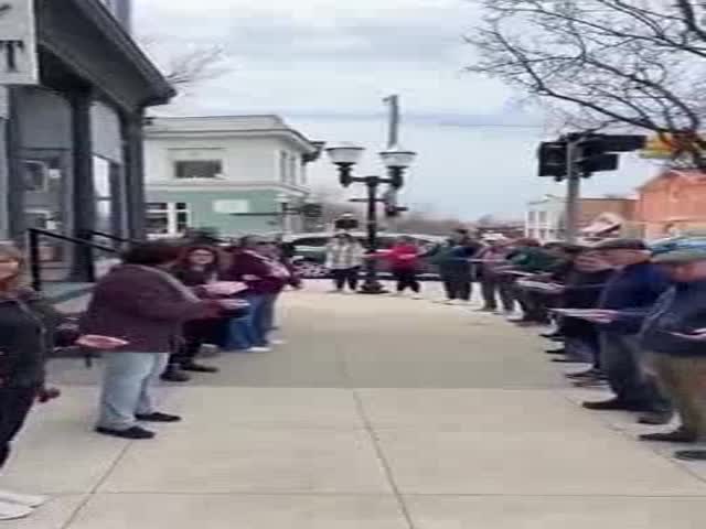 Chelsea Residents Formed A Human Chain