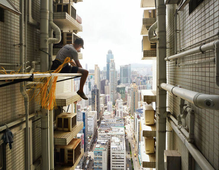 Photos Reveal The Undeniable Skills Behind This High-Risk Job in Hong Kong