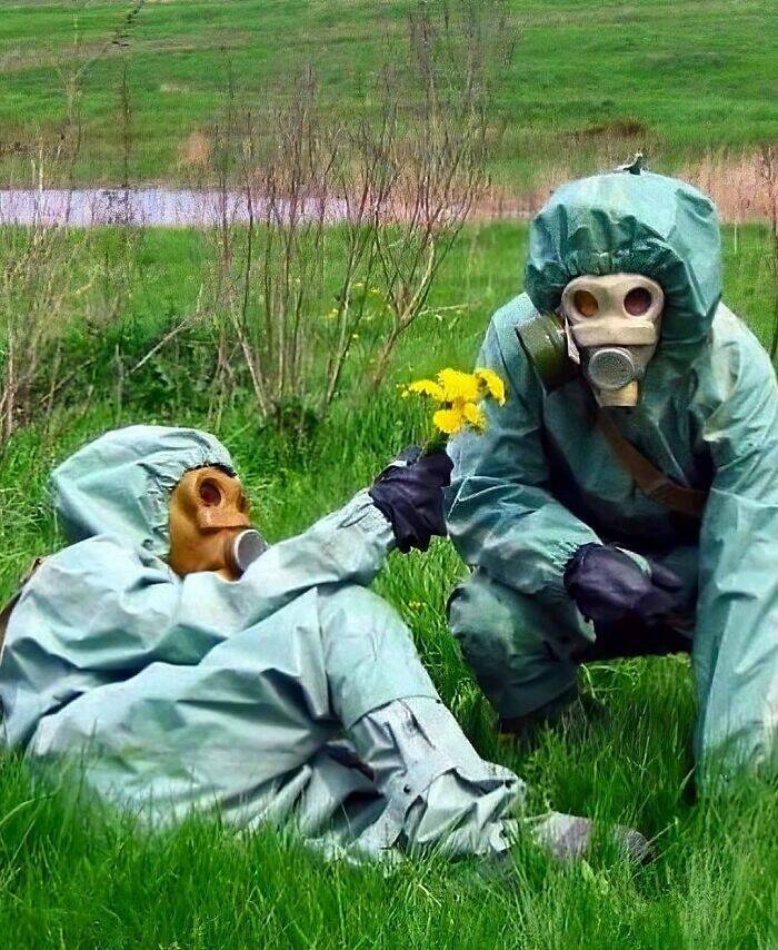 Chaotic Photos That Only Make Sense On The Internet