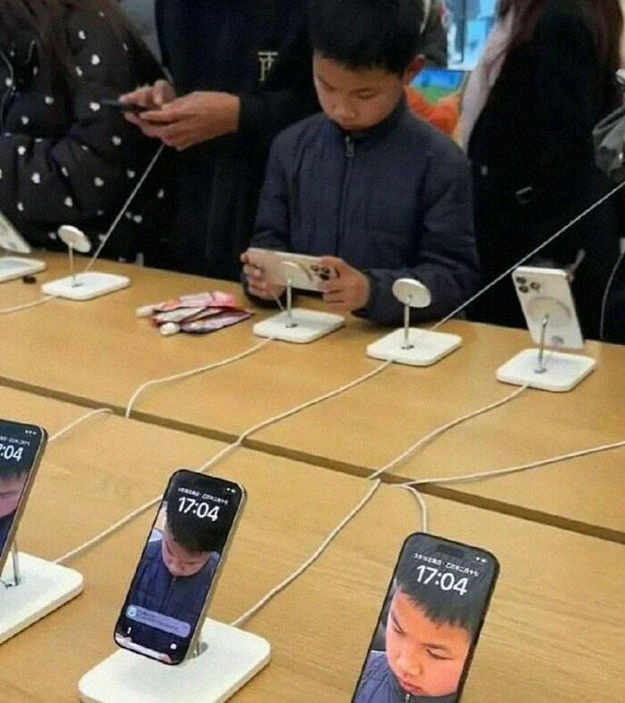 Photos That Shouldn’t Exist, But Somehow Do Photos That Shouldn’t Exist, But Somehow Do