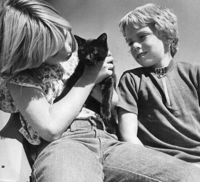 Charming Vintage Photos That Capture the Eternal Bond Between Kids And Cats