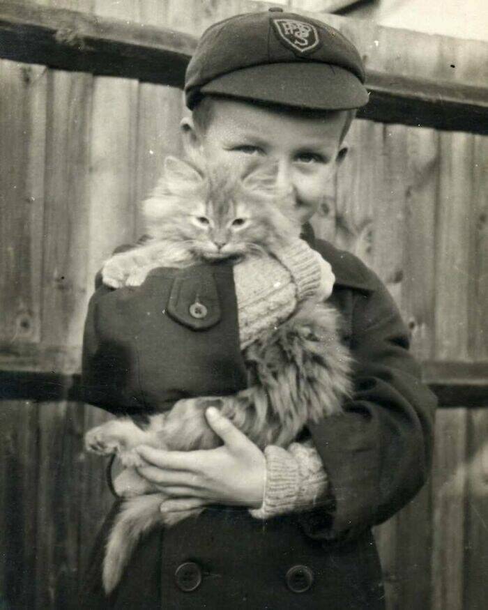 Charming Vintage Photos That Capture the Eternal Bond Between Kids And Cats