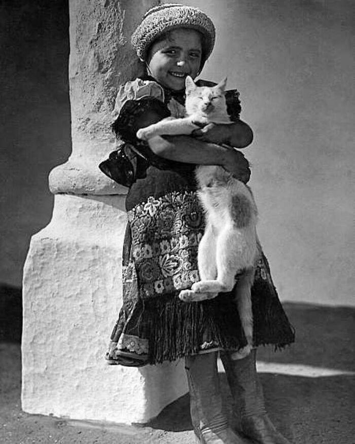 Charming Vintage Photos That Capture the Eternal Bond Between Kids And Cats
