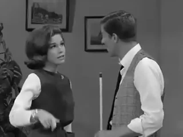 Mary Tyler Moore Accidentally Nails a Trick Shot in Front of a Live Audience in 1962