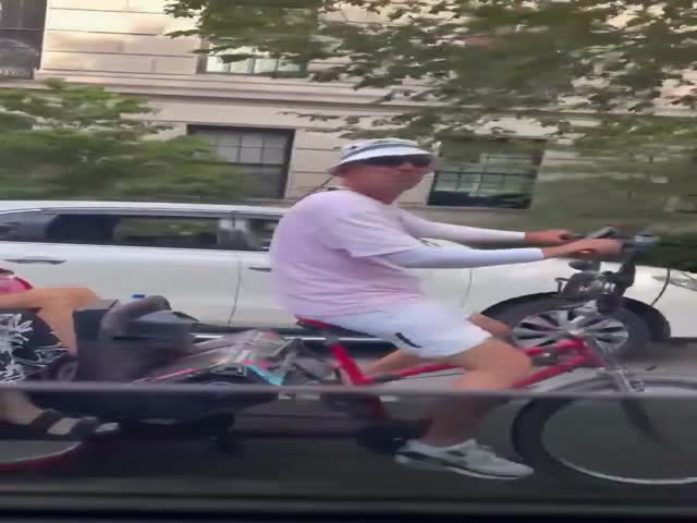 Pedicab Driver Plays New York State Mind And Meets the Writer of The Song, Billy Joel