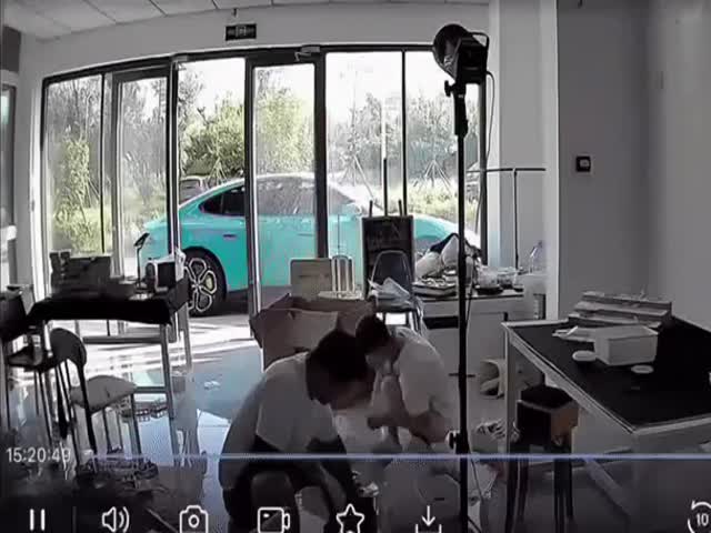 Xiaomi SU7 Electric Car Started Itself and Drove Away From Its Owner