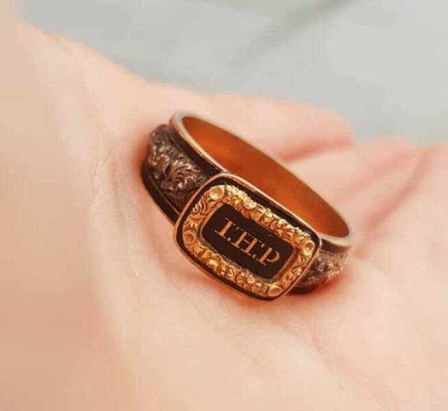 Internet Detectives Solving the Mysteries of Antique Objects