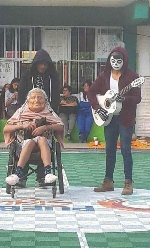 Utterly Bizarre Pictures With Zero Context