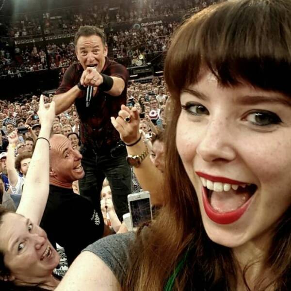 Hilarious Photobombs That Stole the Spotlight Perfectly Hilarious Photobombs That Stole the Spotlight Perfectly