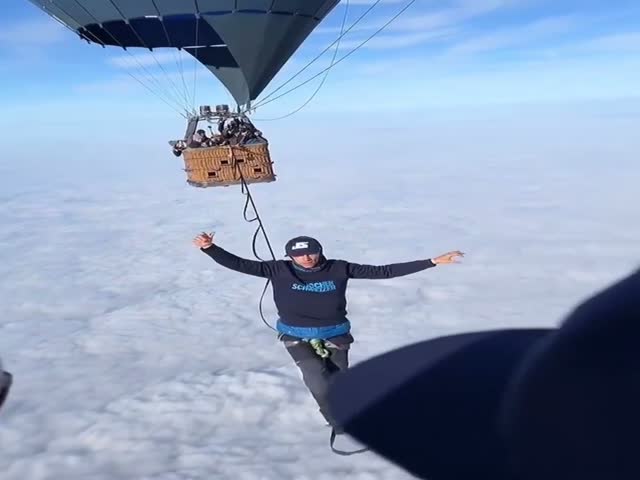 Man Walks Slackline 1.6 Miles up Between Two Hot-air Balloons
