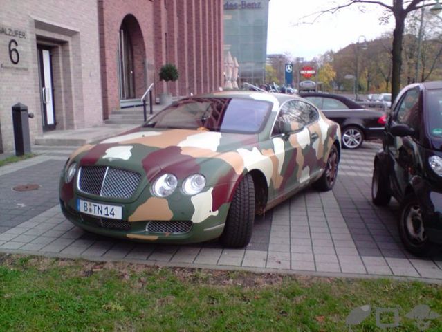A camouflaged Bentley (3 pics)
