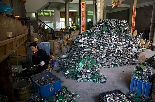 A town of e-waste (12 pics)
