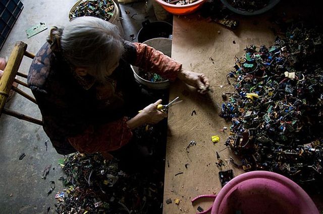 A town of e-waste (12 pics)