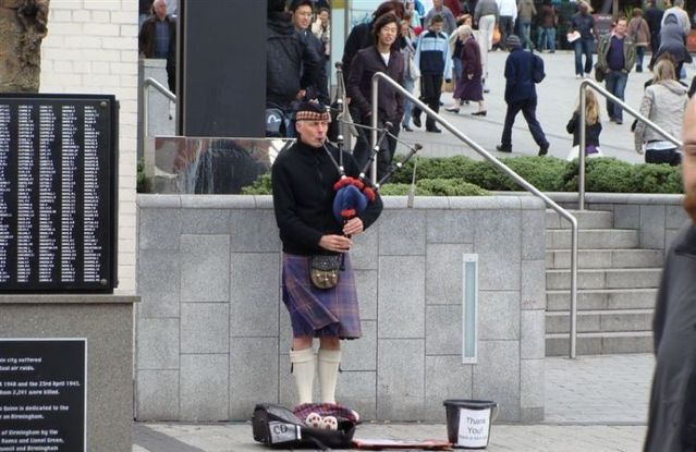 How to play the bagpipes (10 pics)