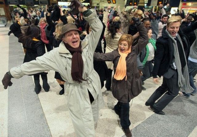 Flash-mob. Dancing people (6 pics + 3 videos)