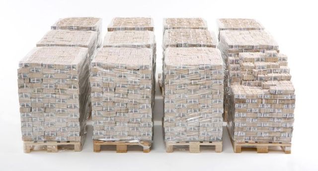 How looks one billion dollars in cash? (4 pics)