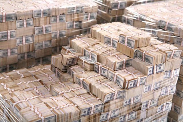 How looks one billion dollars in cash? (4 pics)