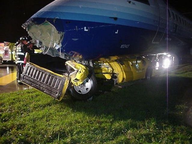 Airport technicians moved the plane at night without putting on the lights (8 pics)