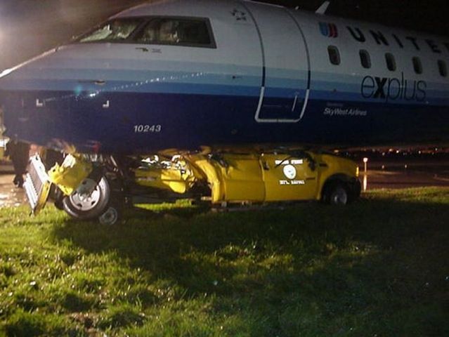 Airport technicians moved the plane at night without putting on the lights (8 pics)