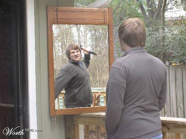 Никак не отражалось. Социальное зеркало. Старость в зеркале. Показывает зеркало. Мужик показывает в зеркало.