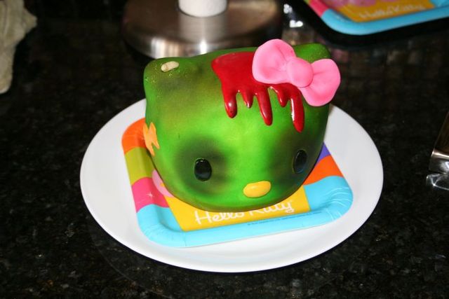 Hello Kitty Zombie Cake (14 pics)