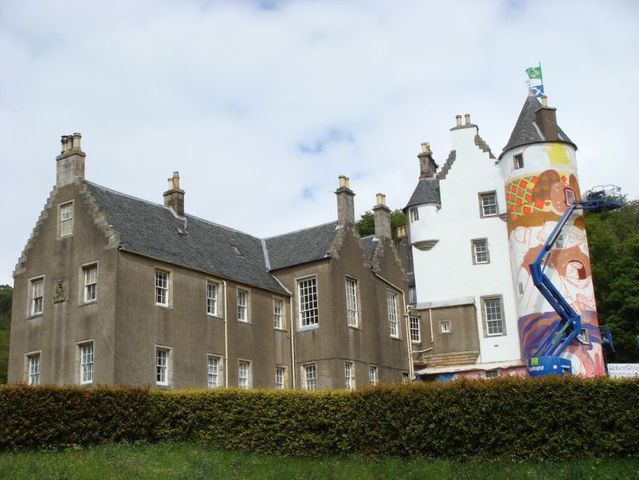 Scottish castle faces graffiti makeover (16 pics)