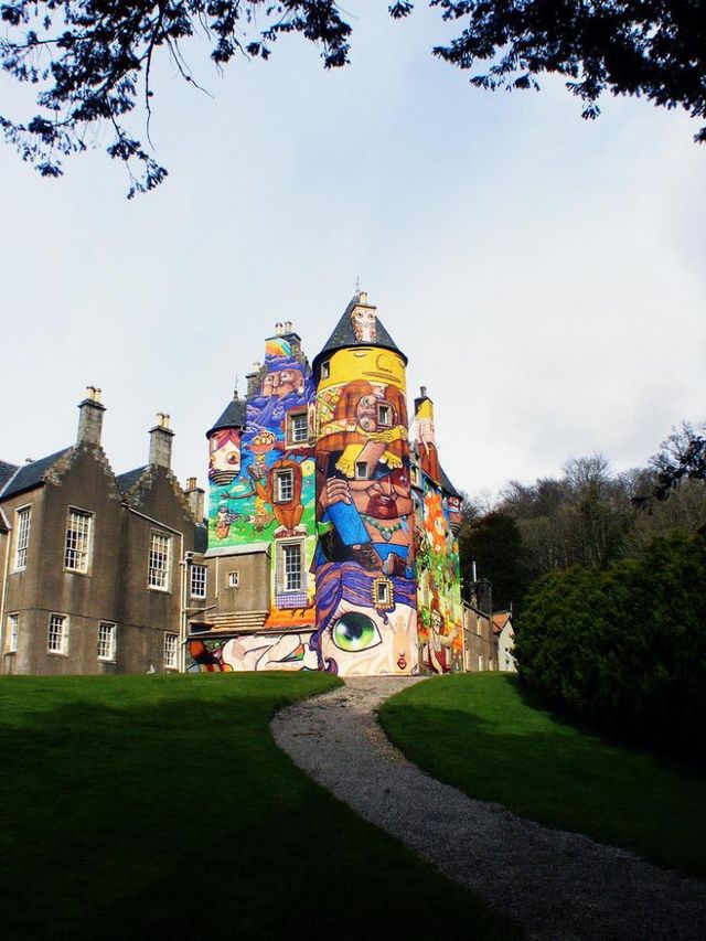Scottish castle faces graffiti makeover (16 pics)