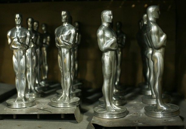 How do they do Oscar Statues? (23 pics)