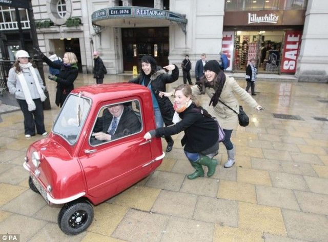 The smallest car in the world (3 pics)
