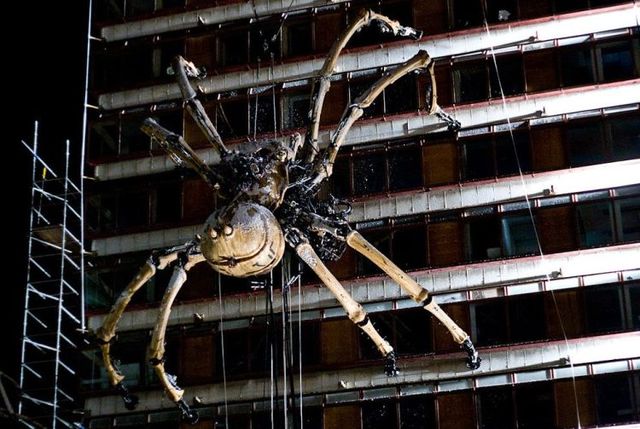 Wow!! A giant mechanical Spider!! (23 pics)