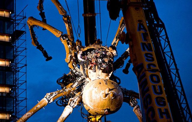 Wow!! A giant mechanical Spider!! (23 pics)