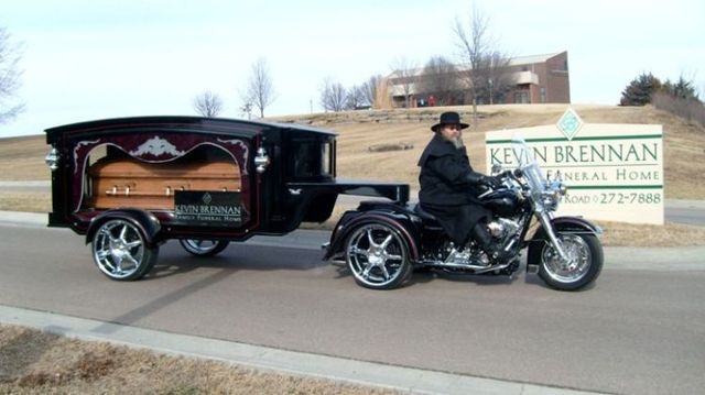 Very unusual hearse (4 pics)