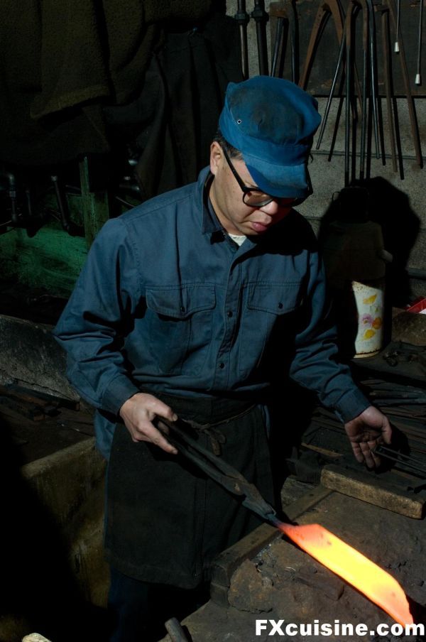 How they make Japanese knives (36 pics)