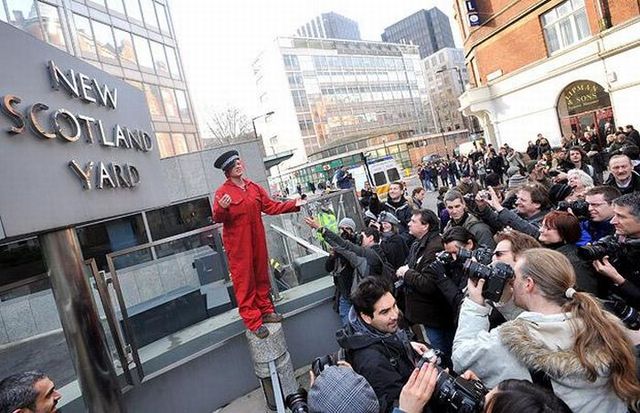 Photographers protest in front of Scotland Yard (9 pics)