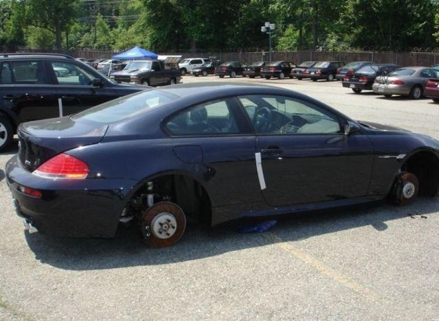 Audacious stealing of BMW wheels (7 pics)