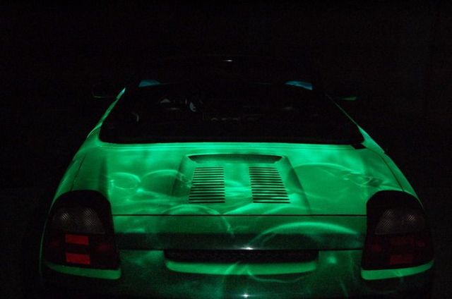 Glowing Car (9 pics)