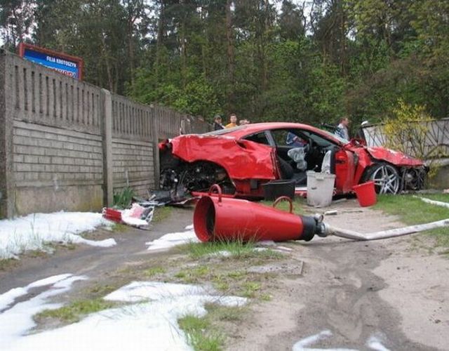 Another crashed Ferrari (19 pics)