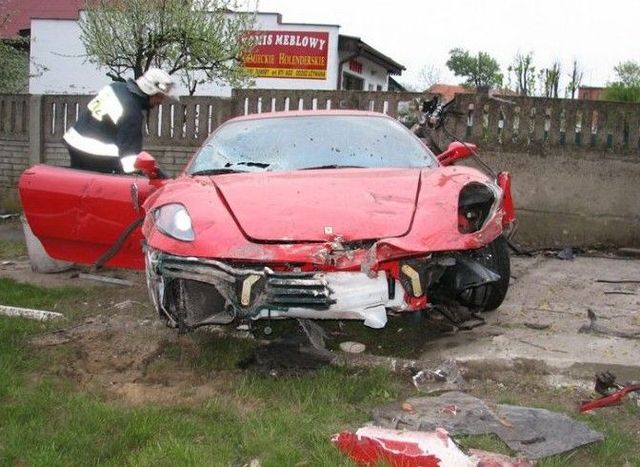 Another crashed Ferrari (19 pics)
