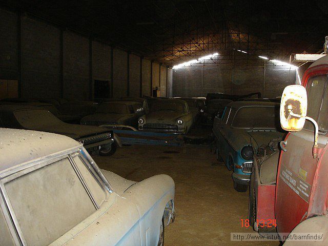 Unique garage in Portugal (64 photos)