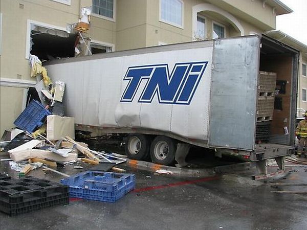 18-wheeler truck vs motel (7 pics + 1 videos)