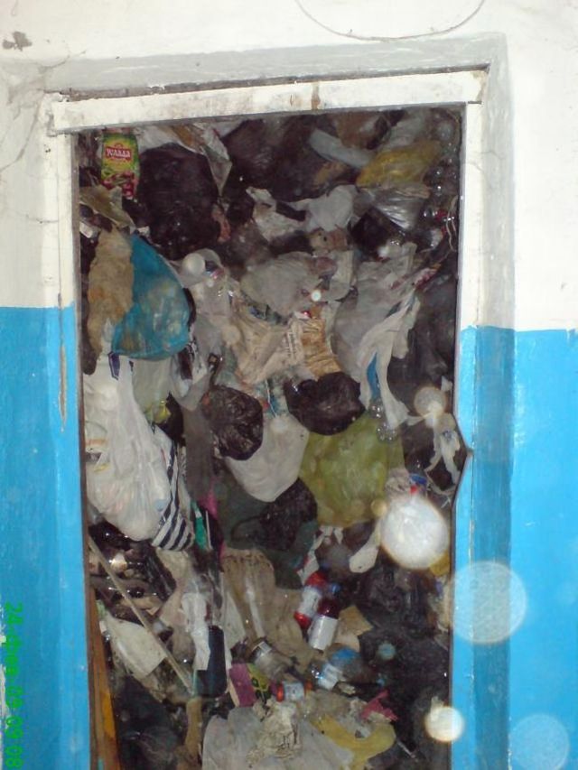 World’s most dirty apartment (5 photos)