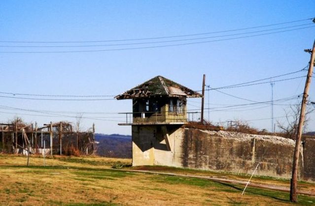 Abandonned prison (33 pics)