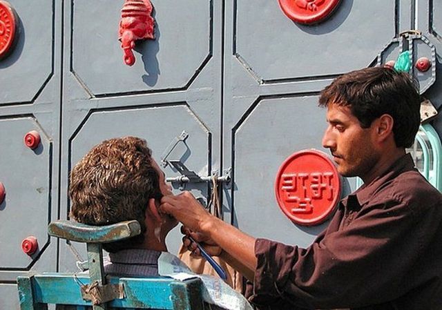 Street hairdressers in India (10 pics)