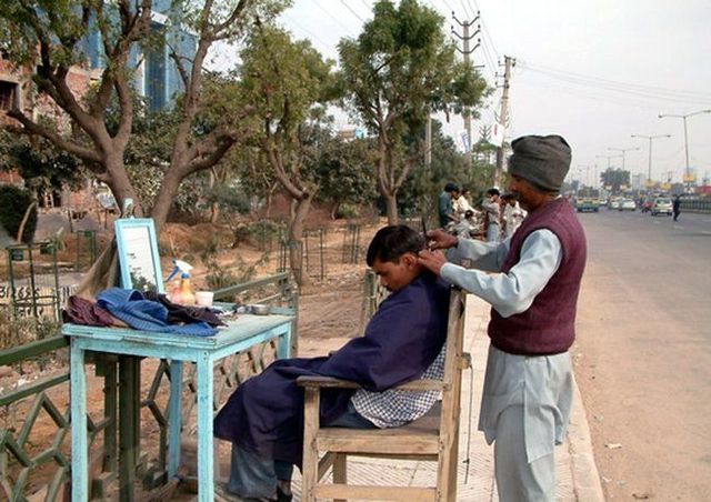 Street hairdressers in India (10 pics)