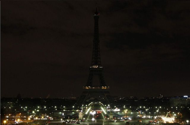 Earth Hour 2009 in pictures (33 pics + 1 gif)