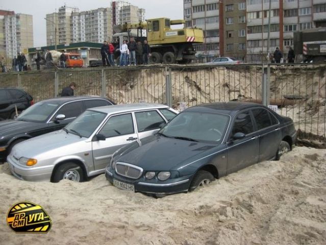 Parking lot was flooded and covered with sand (7 photos)